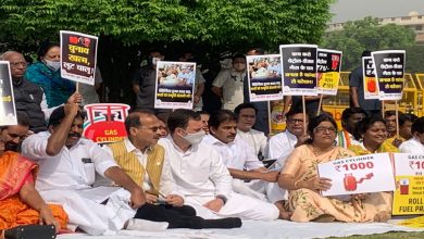 Photo of मंहगाई के खिलाफ कांग्रेस ने जताया विरोध प्रदर्शन, गैस सिलिंडर को पहनाया माला