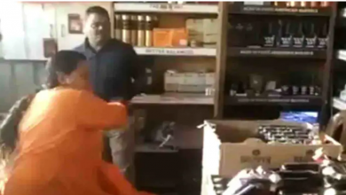 Photo of उमा भारती ने समर्थकों संग शराब की दुकानों में घुसकर की तोड़फोड़, वीडियो वायरल