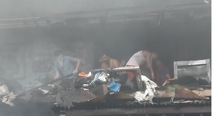 Massive fire broke out in Hathua market