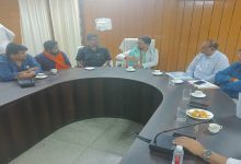Photo of आज़मगढ़ : नवनिर्वाचित सांसद निरहुआ ने पीडब्ल्यूडी के अधिकारियों के साथकी बैठक.