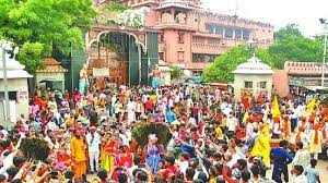 Photo of Janmashtami 2022 in Mathura: कृष्ण जन्माष्टमी पर हजारों की संख्या में उमड़ी भक्तों की भीड़, प्रमुख मंदिरों के आस-पास की बढ़ाई गई सुरक्षा