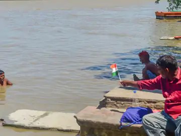 दिल्ली में बाढ़ की चेतावनी तब घोषित की जाती है जब हरियाणा के यमुना नगर में हथिनीकुंड बैराज से पानी छोड़े जाने की दर एक लाख क्यूसेक के निशान को पार कर जाती है
