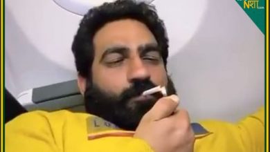 Photo of विमान में सिगरेट पीते पाए गए यह सोशल इनफ्लुएंसर, फोटो आई सामने