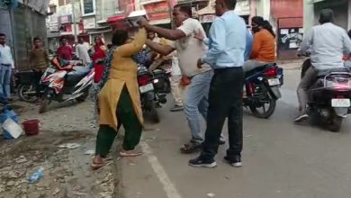 Photo of सरेआम बीच सड़क पर महिला के साथ अभद्रता व मारपीट, वीडियो सोशल मीडिया पर वायरल।