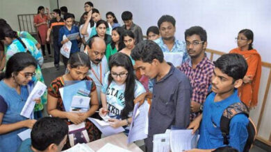 दिल्ली विश्वविद्यालय ने बताया कि 7,042 उम्मीदवारों को उनकी पहली वरीयता के अनुसार नौकरी दी गई थी। दिल्ली विश्वविद्यालय (DU) ने मंगलवार को स्नातक कार्यक्रमों की पहली आवंटन सूची जारी की।