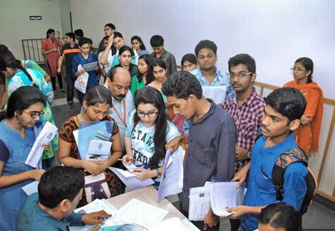 दिल्ली विश्वविद्यालय ने बताया कि 7,042 उम्मीदवारों को उनकी पहली वरीयता के अनुसार नौकरी दी गई थी। दिल्ली विश्वविद्यालय (DU) ने मंगलवार को स्नातक कार्यक्रमों की पहली आवंटन सूची जारी की।