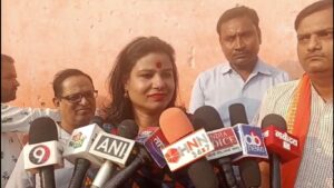 रामलीला ग्राउंड पर ''दबंगों का कब्जा'' प्रशासन ने टेंके घुटने