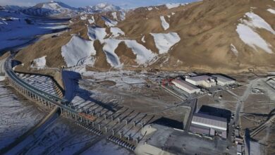 China ने अपनी इंफ्रास्ट्रक्चर विकास की दिशा में एक महत्वपूर्ण मील का पत्थर पार किया है। सोमवार सुबह, तियानशन शेंगली सुरंग का सुरंगन निर्माण पूरा किया गया,