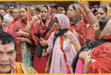 banke-bihari-mandir-me-urja-mantri-ka-virodh-sevayat-aur-mahilayein-naraz