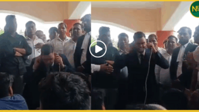 sdm-rinku-singh-sits-up-holding-ears-in-shahjahanpur-lawyers-protest-video-viral