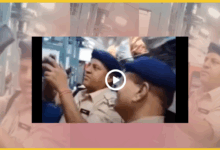 soye-yatri-ki-jeb-se-mobile-police-viral-video-awareness